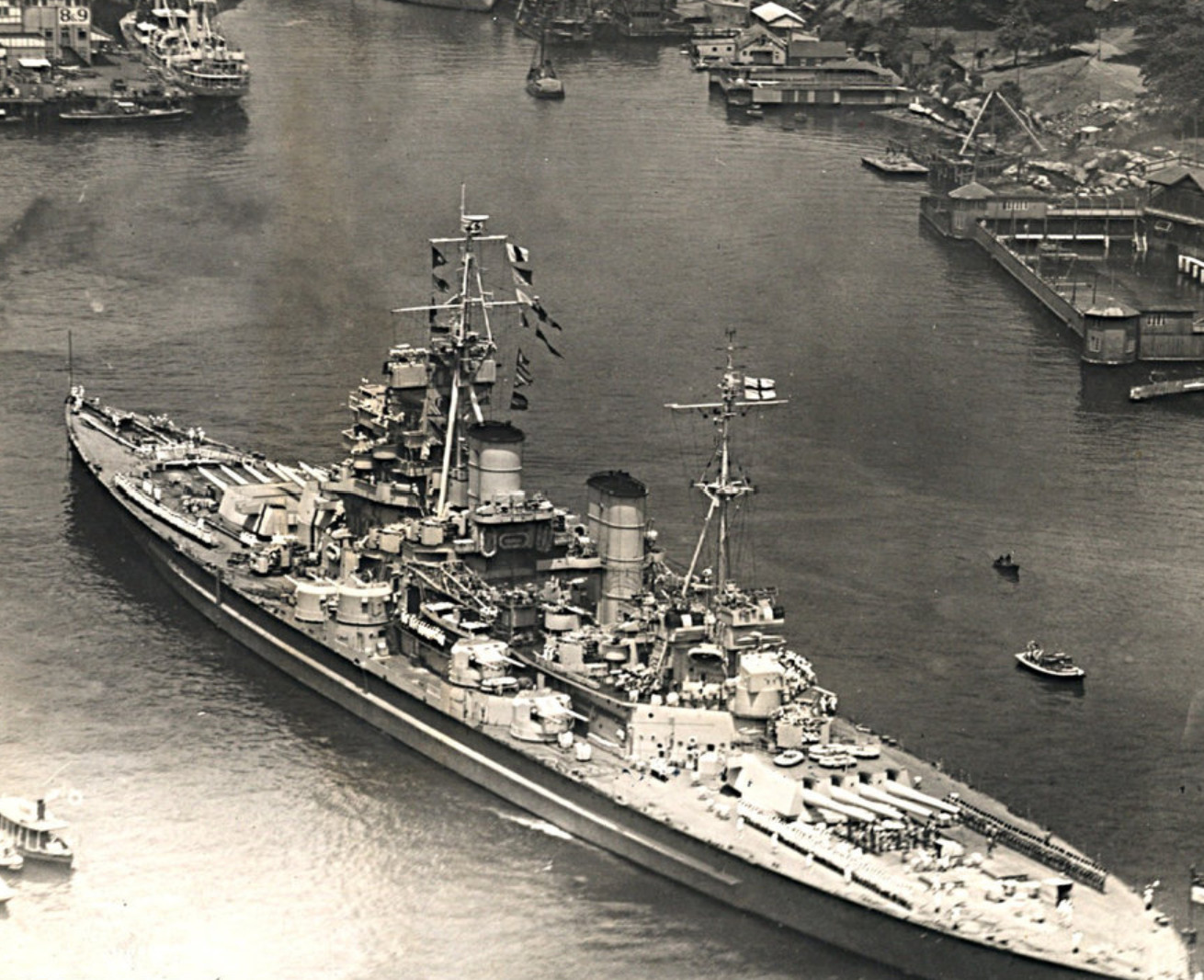 British battleship HMS DUKE OF YORK enters Woolloomooloo Bay, 1945 (A-00086816)