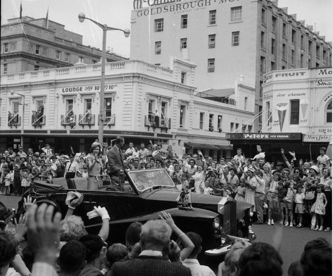 Royal visit of Queen Elizabeth II and Prince Phillip, Alfred Street Circular Quay, 1954 (A-00077693)