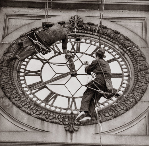 Cleaning the clock face, Sydney Town Hall, 1937 
(A-00006636)