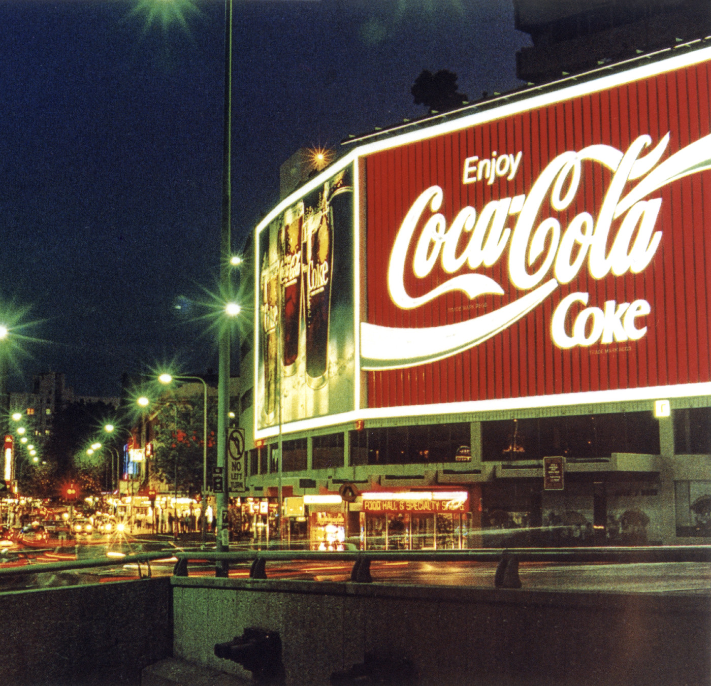 Intersection of William Street, Victoria Street and Darlinghurst Road Potts Point, 1990 (A-00058080)