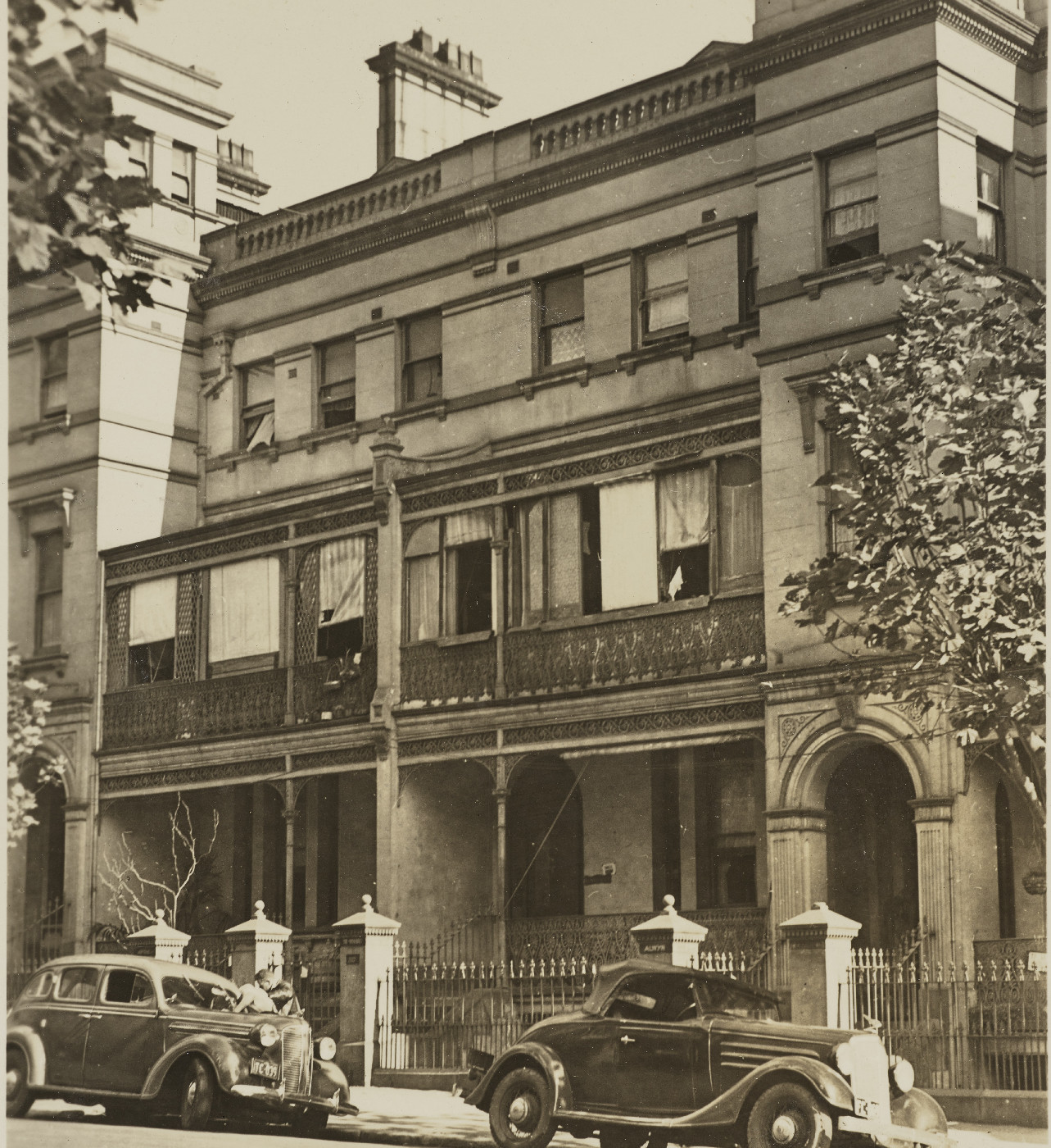 Apartments in Victoria Street Potts Point, circa 1938 
(A-00037866)