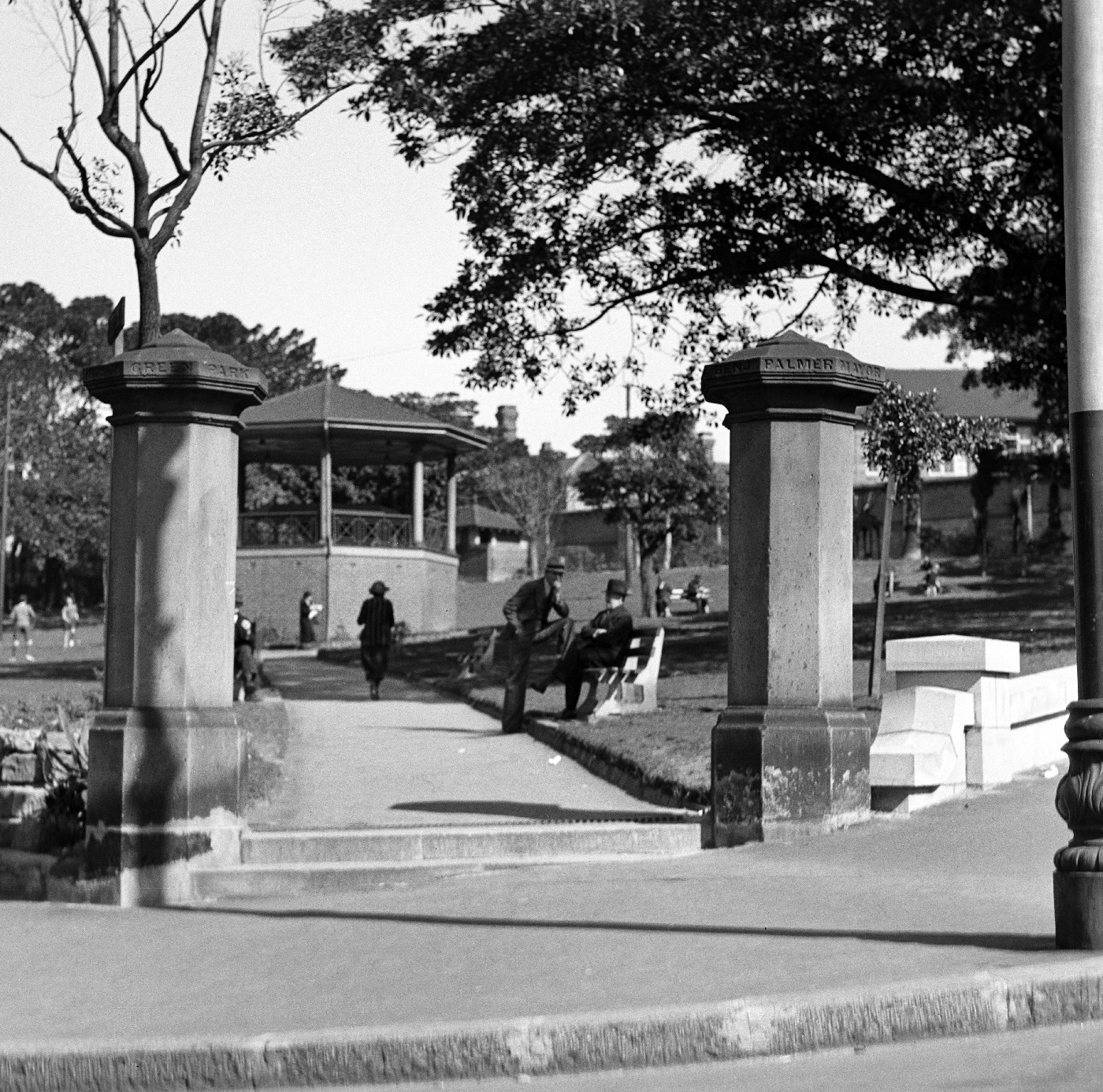 Green Park from corner of Victoria Street and Burton Street Darlinghurst, 1930s (A-00014468)