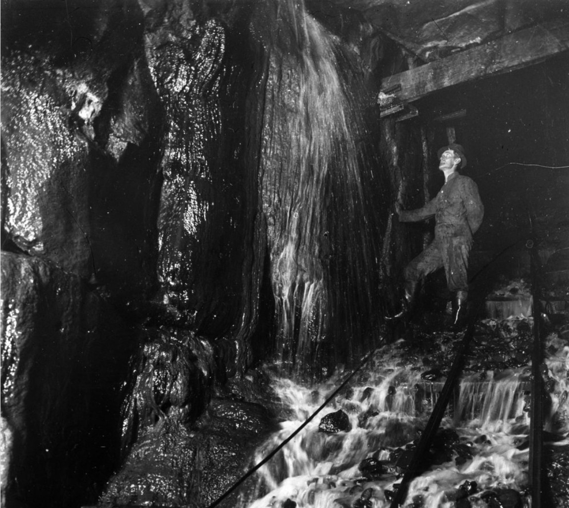 Sewerage tunnelling, 1920s (A-00069766)