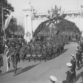 Commonwealth and United States forces walking through Victory Arch, Victory Day, Sydney 1919