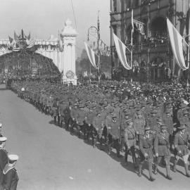 Anzac forces walking through Victory Arch, Victory Day Celebrations, Sydney 1919