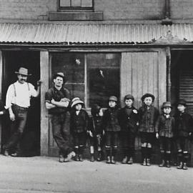 Children in Campbell Street, 1913