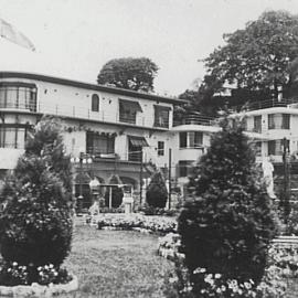 Postcard - Wyldefel Gardens, Wylde Street Potts Point, 1940
