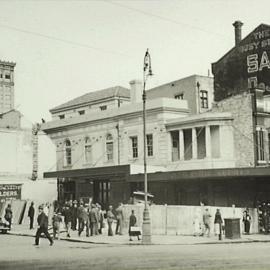 Pedestrians at the corner of George Street and Goulburn Street Sydney, 1933 | 2 votes