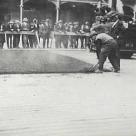 Laying asphalt on Park Street Sydney, 1929